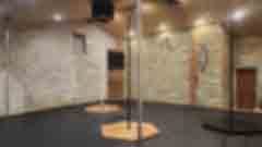 Vue du studio Aerial Cherry, espace lumineux et accueillant dédié à la pole dance et aux disciplines artistiques